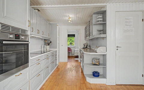Leve - 300M from the Sea: Pavimentazione, Pavimento, Casa, Interior Design, Cucina, Soffitto, Cabinetry, Apparecchio Major, Pavimento In Legno, Elettrodomestico Da Cucina