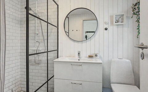 Leve - 300M from the Sea: Bagno, Parete, Idraulico Fixture, Interior Design, Pavimentazione, Pavimento, Gabinetto, Idraulico, Lavandino Del Bagno, Piastrella