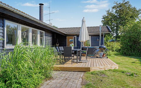 Leve - 300M from the Sea: Legna, Casa, Arbusto, Tetto, Villetta, Casa, Lotto, Portico, Groundcover, Shade
