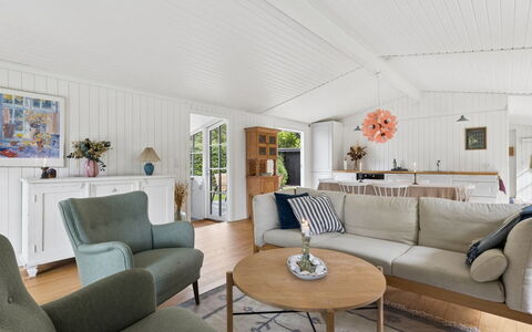 Brynja - 2.5Km from the Sea: Mobilia, Interior Design, Divano, Pavimentazione, Legna, Soggiorno, Soffitto, Pavimento, Tavolo, Casa