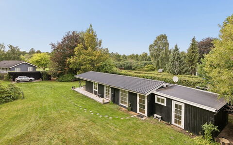 Brynja - 2.5Km from the Sea: Erba, Casa, Casa, Tetto, Villetta, Giardino, Groundcover, Prato, Estate, Cortile