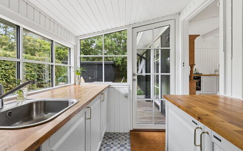 Brynja - 2.5Km from the Sea: Legna, Pavimentazione, Interior Design, Cucina, Casa, Controsoffitto, Cabinetry, Elettrodomestico Da Cucina, Color Legno, Soffitto
