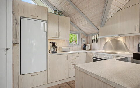 Aleksis - 900M from the Sea: Pavimentazione, Cucina, Interior Design, Controsoffitto, Soffitto, Pavimento, Mobilia, Cabinetry, Casa, Lampada
