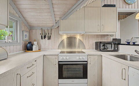 Aleksis - 900M from the Sea: Cucina, Legna, Soffitto, Controsoffitto, Pavimentazione, Interior Design, Casa, Elettrodomestico Da Cucina, Pavimento, Apparecchio Major