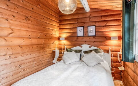 Marjanna - 500M to the Fjord: Legna, Camera Da Letto, Casa, Letto, Mobilia, Interior Design, Illuminazione, Soffitto, Lenzuolo, Color Legno