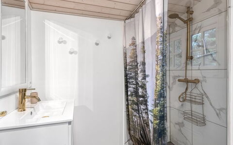 Marjanna - 500M to the Fjord: Interior Design, Pavimentazione, Bagno, Idraulico Fixture, Pavimento, Soffitto, Idraulico, Camera, Tenda Doccia, Gabinetto