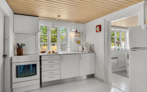 Safir - 1.7Km from the Sea: Cucina, Pavimentazione, Elettrodomestico Da Cucina, Apparecchio Major, Controsoffitto, Interior Design, Legna, Pavimento, Elettrodomestico, Soffitto
