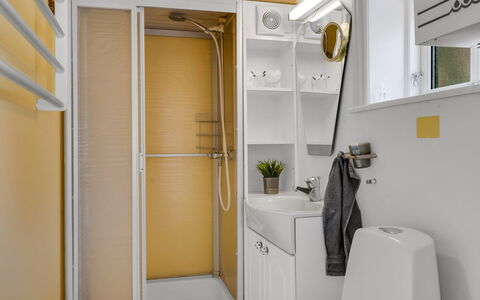 Safir - 1.7Km from the Sea: Idraulico Fixture, Pavimentazione, Interior Design, Pavimento, Bagno, Idraulico, Camera, Rubinetto, Lavello, Gabinetto
