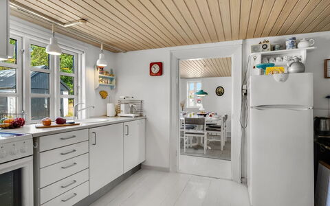 Safir - 1.7Km from the Sea: Cucina, Elettrodomestico Da Cucina, Interior Design, Apparecchio Major, Legna, Controsoffitto, Pavimentazione, Elettrodomestico, Soffitto, Cabinetry