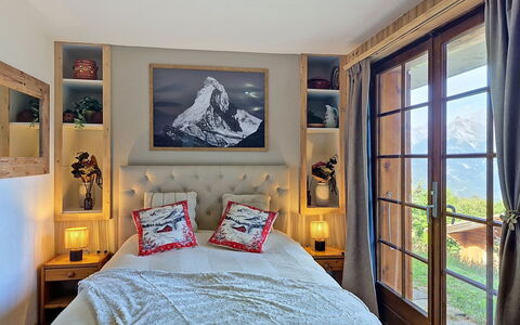 Ozer: Mobilia, Interior Design, Letto, Camera Da Letto, Parete, Lenzuolo, Bedding, Camera, Legna, Pavimento
