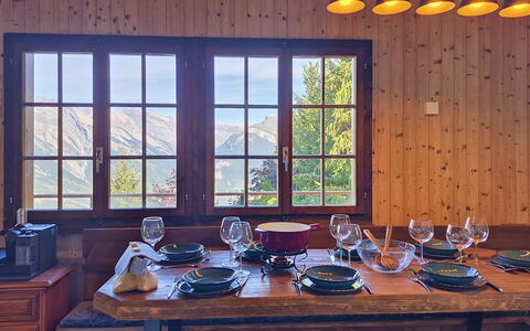 Ozer: Mobilia, Legna, Interior Design, Tavolo, Pavimentazione, Pavimento, Soffitto, Sala Da Pranzo, Cucina & Sala Da Pranzo Tavolo, Bicchiere