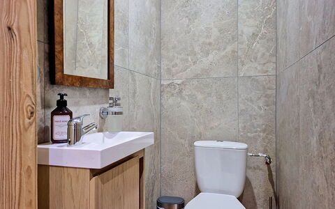 Ozer: Toilet Seat, Bagno, Idraulico Fixture, Parete, Gabinetto, Pavimentazione, Lavello, Interior Design, Pavimento, Idraulico