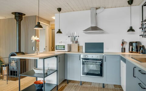 Inola - 400M to the Fjord: Cucina, Mobilia, Interior Design, Controsoffitto, Elettrodomestico Da Cucina, Pavimentazione, Legna, Soffitto, Cabinetry, Lampada