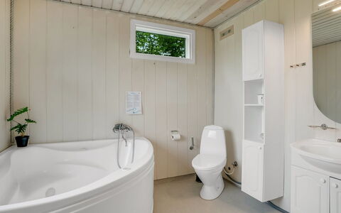 Inola - 400M to the Fjord: Idraulico Fixture, Pavimentazione, Legna, Pavimento, Interior Design, Soffitto, Bagno, Idraulico, Rubinetto, Gabinetto