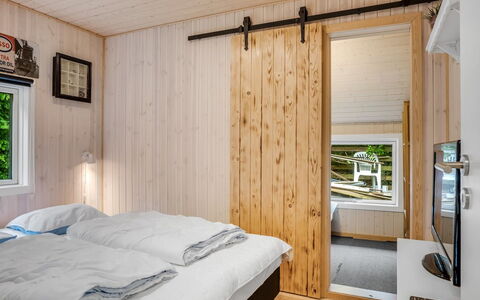 Inola - 400M to the Fjord: Camera Da Letto, Legna, Letto, Interior Design, Pavimentazione, Soffitto, Pavimento, Lenzuolo, Bedding, Camera