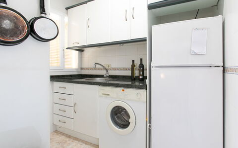 Gondolas Tropical: Apparecchio Major, Cucina, Elettrodomestico Da Cucina, Controsoffitto, Cabinetry, Pavimentazione, Interior Design, Elettrodomestico, Idraulico Fixture, Pavimento