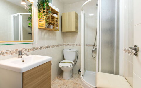 Gondolas Tropical: Toilet Seat, Bagno, Idraulico Fixture, Lavandino Del Bagno, Gabinetto, Lavello, Pavimentazione, Interior Design, Pavimento, Rubinetto