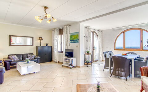 Schöne: Pavimentazione, Interior Design, Pavimento, Mobilia, Soffitto, Illuminazione, Pavimento In Legno, Camera, Divano, Soggiorno