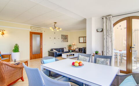 Schöne: Mobilia, Pavimentazione, Interior Design, Sedia, Cucina & Sala Da Pranzo Tavolo, Pavimento, Tavolo, Soffitto, Sala Da Pranzo, Illuminazione