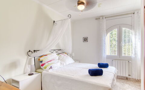 Girasol: Mobilia, Letto, Interior Design, Camera Da Letto, Pavimento, Pavimentazione, Parete, Legna, Bedding, Soffitto