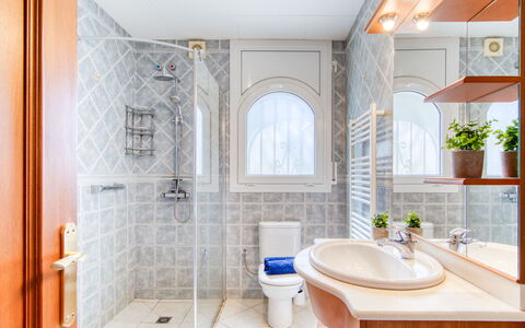 Schöne: Interior Design, Pavimentazione, Idraulico Fixture, Pavimento, Soffitto, Bagno, Idraulico, Casa, Piastrella, Mobiletto Del Bagno