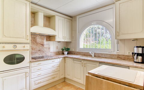 Schöne: Cucina, Controsoffitto, Cabinetry, Interior Design, Elettrodomestico Da Cucina, Pavimentazione, Legna, Apparecchio Major, Pavimento, Mobilia
