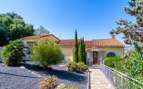 Schöne: Zona Residenziale, Casa, Casa, Arbusto, Estate, Tetto, Giardino, Driveway, Landscaping