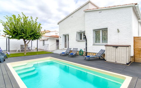 Antonia: Piscina, Materiale Composito, Tempo Libero, Ricorrere, Villa, Eco Hotel, Giochi D'Acqua, Hotel, Mobili Da Esterno, Balcone