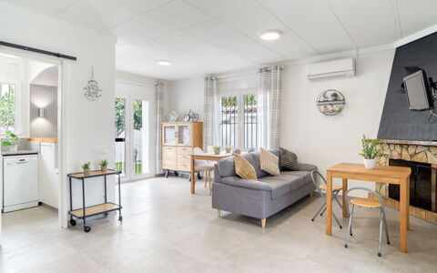 Antonia: Pavimentazione, Interior Design, Pavimento, Mobilia, Soffitto, Camera, Casa, Pavimento In Legno, Appartamento, Soggiorno