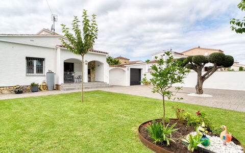 Antonia: Zona Residenziale, Casa, Casa, Giardino, Lotto, Estate, Landscaping, Driveway, Prato