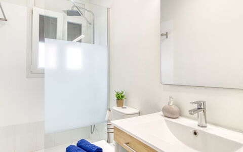 Antonia: Interior Design, Pavimentazione, Idraulico Fixture, Pavimento, Bagno, Rubinetto, Casa, Camera, Idraulico, Specchio