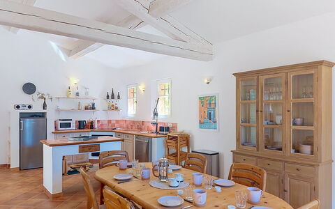 Lou Parpaiou: Mobilia, Interior Design, Pavimentazione, Legna, Soffitto, Sedia, Pavimento, Cabinetry, Cucina, Tavolo