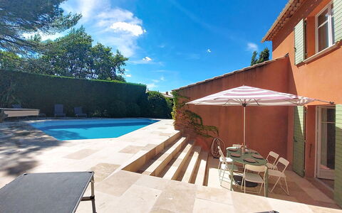 Lou Parpaiou: Piscina, Blu, Zona Residenziale, Mobili Da Esterno, Casa, Shade, Materiale Composito, Ricorrere, Giardino, Landscaping