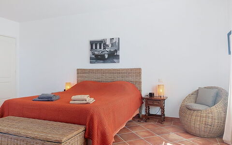 Lou Parpaiou: Mobilia, Interior Design, Letto, Pavimento, Pavimentazione, Camera Da Letto, Parete, Legna, Lenzuolo, Camera