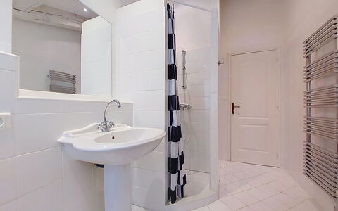 Lou Parpaiou: Pavimentazione, Pavimento, Parete, Interior Design, Idraulico Fixture, Bagno, Soffitto, Idraulico, Piastrella, Camera