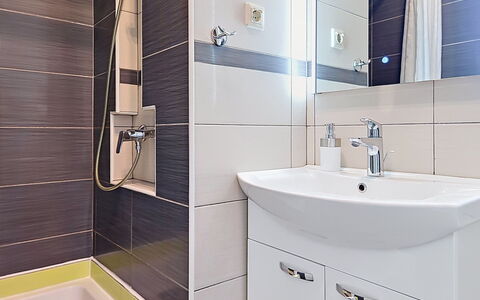 Mariva: Bagno, Idraulico Fixture, Interior Design, Pavimentazione, Lavandino Del Bagno, Pavimento, Lavello, Rubinetto, Idraulico, Specchio