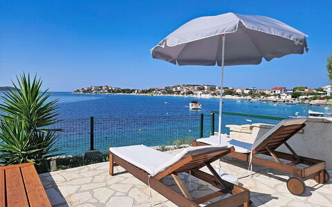 Mariva: Blu, Acqua, Corpo D'Acqua, Mobili Da Esterno, Mobilia, Ombrello, Mare, Ricorrere, Costiera E Morfologie Oceanic, Costa