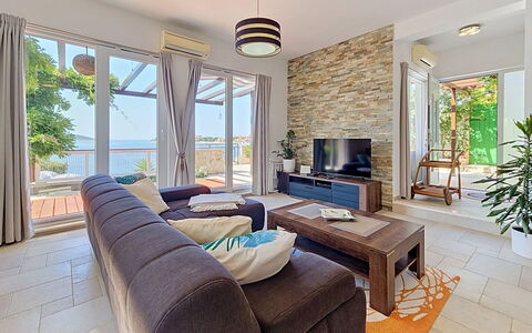Mariva: Mobilia, Pavimentazione, Interior Design, Pavimento, Legna, Divano, Tavolo, Soffitto, Sedia, Soggiorno