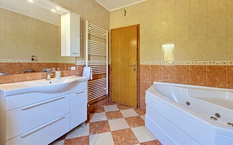 Ivana: Pavimentazione, Pavimento, Interior Design, Idraulico Fixture, Soffitto, Camera, Idraulico, Piastrella, Rubinetto, Bagno