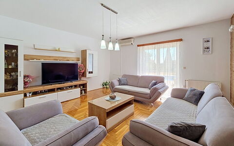 Ivana: Mobilia, Interior Design, Divano, Pavimentazione, Pavimento, Soggiorno, Camera, Legna, Soffitto, Tavolo