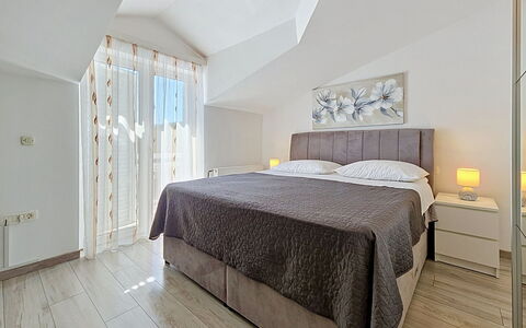 Ivana: Mobilia, Interior Design, Pavimentazione, Pavimento, Letto, Camera Da Letto, Soffitto, Tessile, Camera, Illuminazione