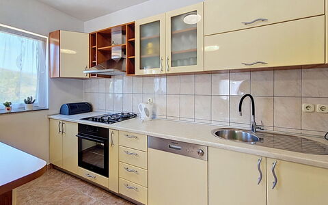 Ivana: Controsoffitto, Cabinetry, Cucina, Legna, Pavimentazione, Elettrodomestico Da Cucina, Interior Design, Mobilia, Apparecchio Major, Camera