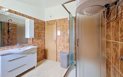 Ivana: Pavimentazione, Idraulico Fixture, Interior Design, Pavimento, Bagno, Lavandino Del Bagno, Lavello, Soffitto, Rubinetto, Specchio