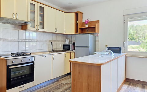 Ivana: Cucina, Elettrodomestico Da Cucina, Controsoffitto, Cabinetry, Pavimentazione, Apparecchio Major, Legna, Interior Design, Mobilia, Pavimento