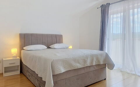 Ivana: Mobilia, Letto, Camera Da Letto, Bedding, Interior Design, Lenzuolo, Pavimento, Legna, Biancheria, Pavimentazione
