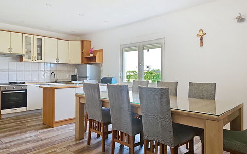 Ivana: Mobilia, Pavimentazione, Interior Design, Pavimento, Legna, Cucina & Sala Da Pranzo Tavolo, Soffitto, Tavolo, Sedia, Sala Da Pranzo