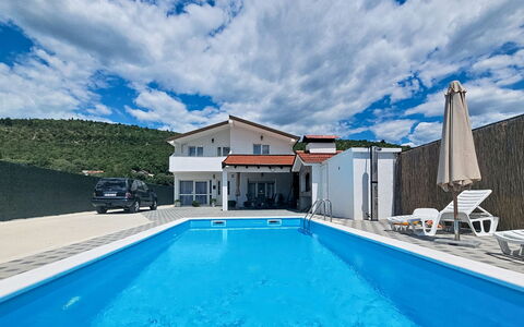 Ivana: Piscina, Tempo Libero, Ricorrere, Hotel