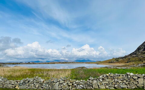 Ballyconneely Hc No.5: Blu, Acqua, Corpo D'Acqua, Verde, Paesaggio Naturale, Nube, Orizzonte, Ecoregione, Roccia, Pascolo
