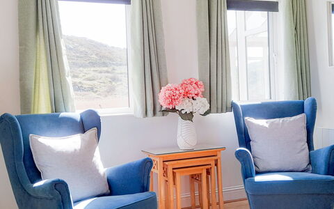 Ballyconneely Hc No.5: Mobilia, Blu, Interior Design, Tessile, Camera, Pavimento, Illuminazione, Casa, Pavimentazione, Soggiorno