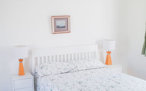Ballyconneely Hc No.5: Letto, Mobilia, Bedding, Camera Da Letto, Lenzuolo, Biancheria, Interior Design, Tessile, Comodino, Lancia Cuscino